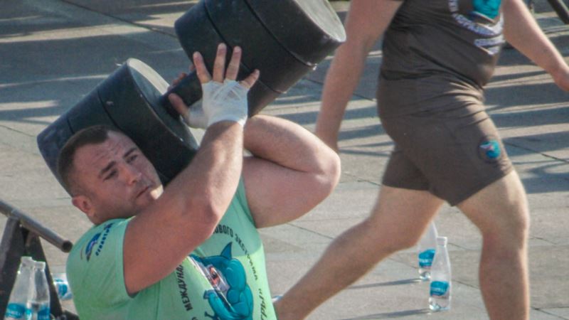 В Севастополе на «Евразийских играх» силачи сдвинули груз в 60 тонн