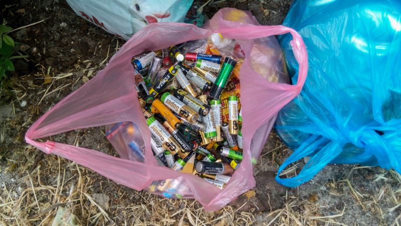 День окружающей среды в Севастополе: активисты провели сбор батареек (+фото)