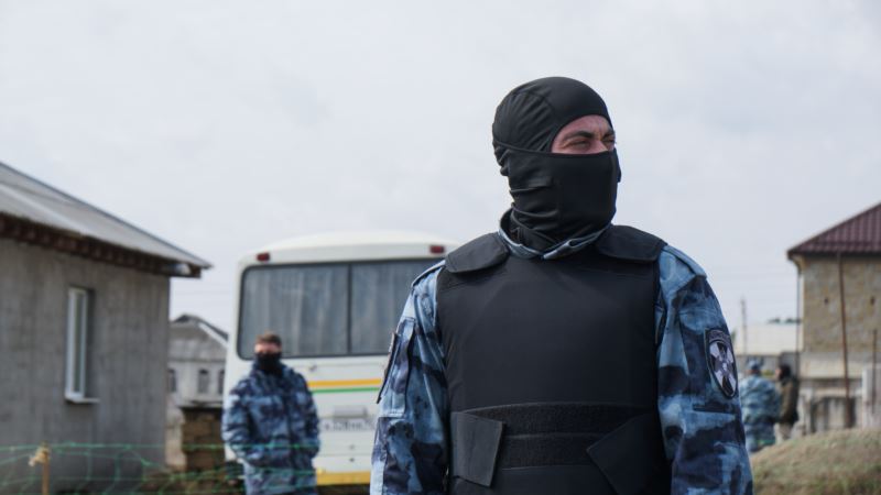 Обыски в Крыму: жителя села Красновка задержали и увезли в Симферополь