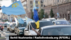 В центре Киева развернули 40-метровый крымскотатарский флаг (+фото)