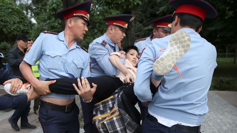 Митинги в Казахстане: арестованы или оштрафованы более 950 человек