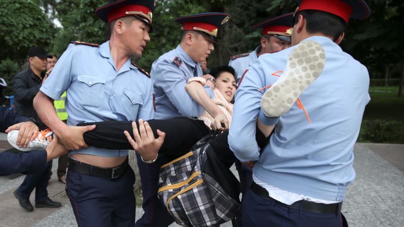 Протесты в Казахстане: в Алматы полиция задержала более 200 человек