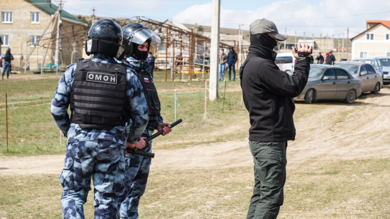 Обыски в Крыму: в двух домах Сары-Су Белогорского района проходят «следственные мероприятия»