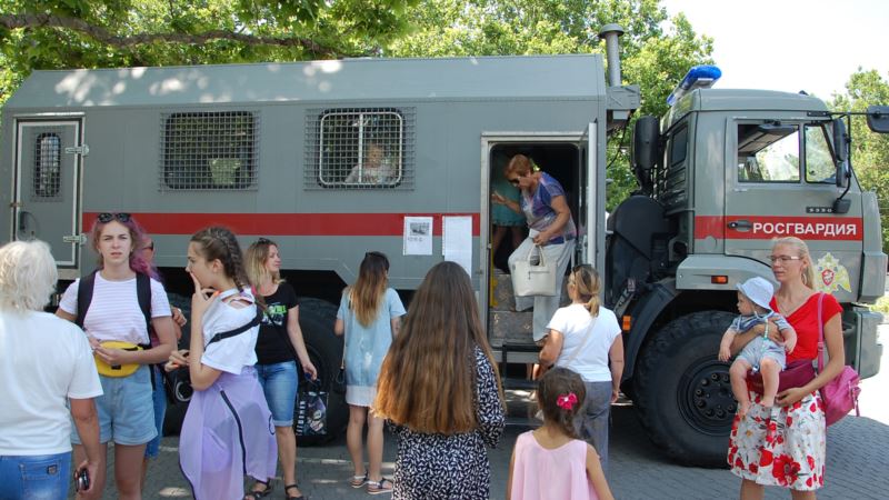 Севастополь: на выставке военной техники посетителям показали полицейский автозак (+фото)