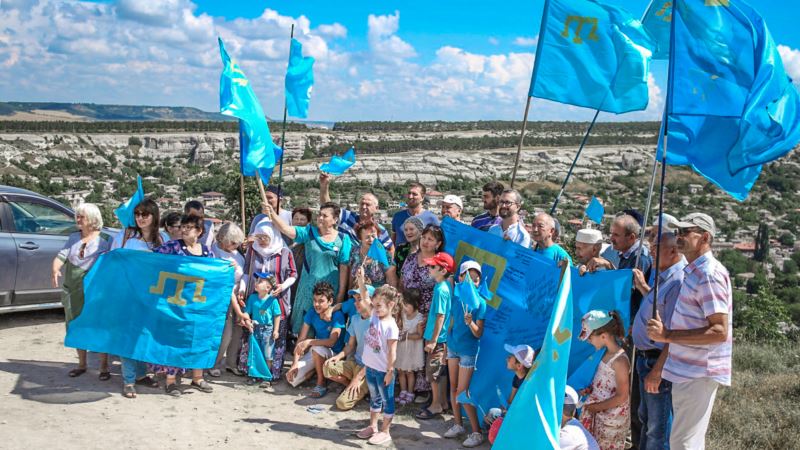 В Крыму активисты проводят автопробег ко Дню крымскотатарского флага (+фото)