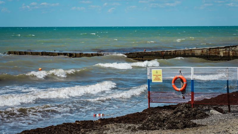 На востоке Крыма 12-летнюю девочку на матрасе унесло в открытое море – спасатели