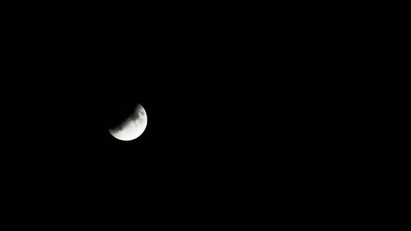 Крымчане наблюдают лунное затмение (+фото)