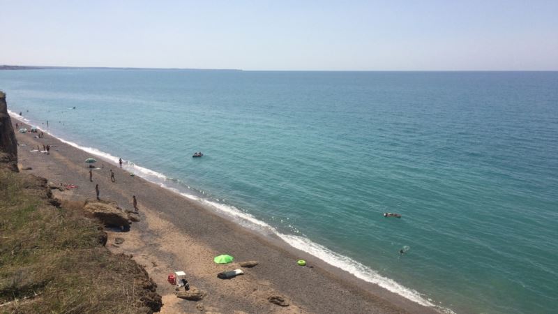 На западном берегу Крыма туристы обнаружили мертвого мужчину с гирей – СМИ