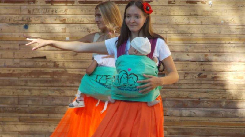 Танцы с младенцами: в Севастополе отметили российский День семьи, любви и верности