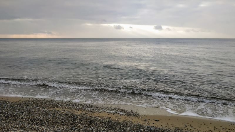 «Была без сознания и не дышала». В Крыму на пляже спасли туристку из России – МЧС