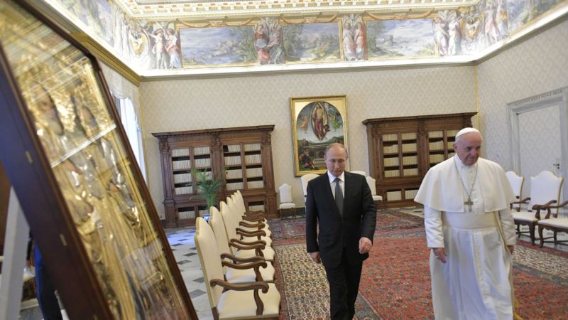 Папа Франциск обсудил с Путиным ситуацию в Украине