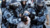 Россия: протестующего в Москве подозревают в бросании урны в омоновца, его арестовали