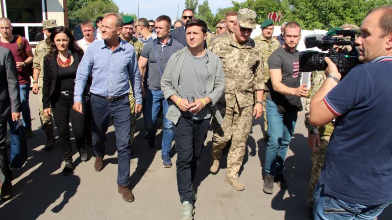Зеленский и Туск приехали на КПВВ в Станице Луганской