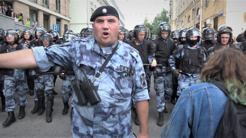 Россия: протестующего в Москве подозревают в бросании урны в омоновца, его арестовали