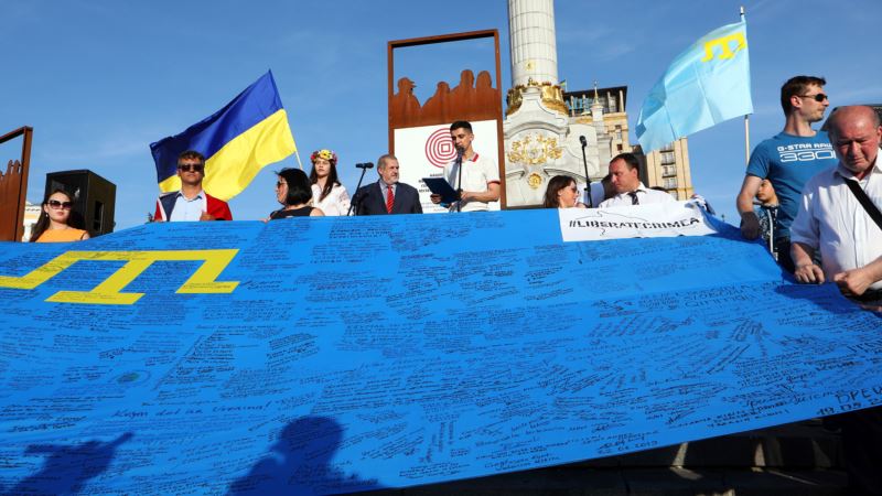 На админгранице с Крымом активисты развернули крымскотатарский флаг, с которым объехали мир (+видео)