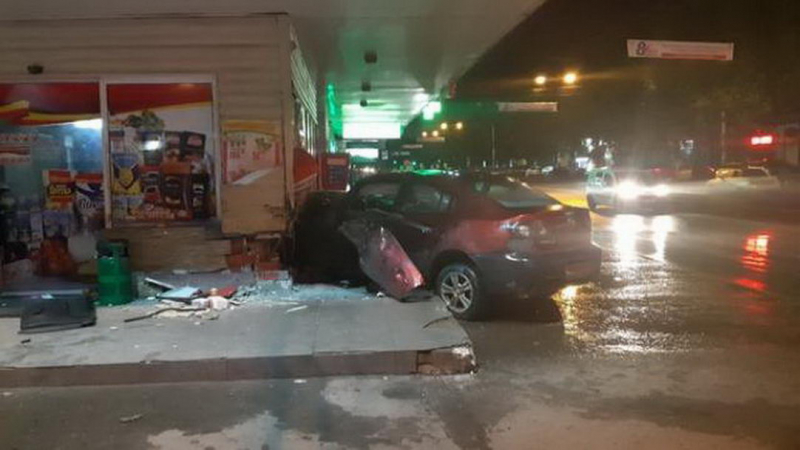 Полиция изучает обстоятельства аварии в Симферополе, где машина въехала в стену магазина (+фото)