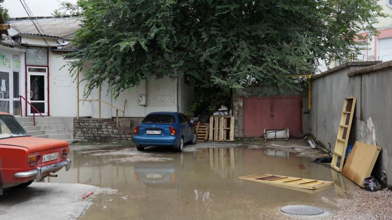 Дожди с грозами, сильный ветер: непогода не покидает Крым
