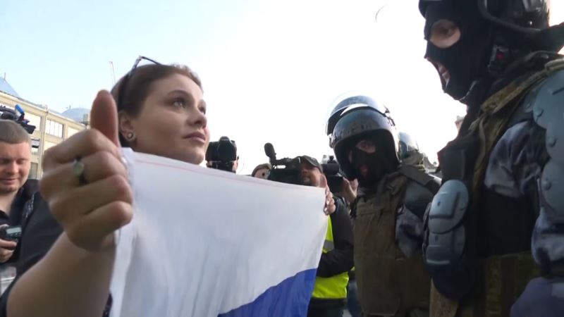Протесты в Москве: объявлена награда за информацию о полицейском, ударившем девушку