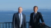 Президент России Владимир Путин (л) и президент Франции Эммануэль Макрон (п)
