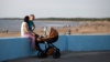 Семья с ребенком на берегу Белого моря, Северодвинск, июль 2019 года