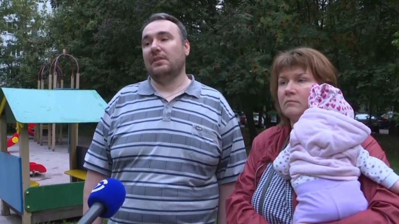 Россия: суды не стали лишать родительских прав супругов, которые протестовали с детьми