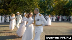 В Севастополе провели благотворительный бал «Белый цветок» (+фото)