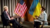 Советник президента США по вопросам национальной безопасности Джон Болтон и журналистка Радіо Свобода Елена Ремовская. Киев, 27 августа 2019 года