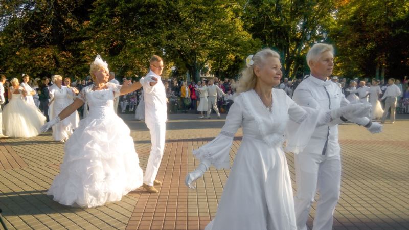 В Севастополе провели благотворительный бал «Белый цветок» (+фото)