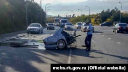 ДТП в Кировском районе: машину разорвало на две части при столкновении со столбом (+фото)