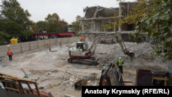В Симферополе уже почти месяц сносят торговый центр «Куб» (+фото, видео)