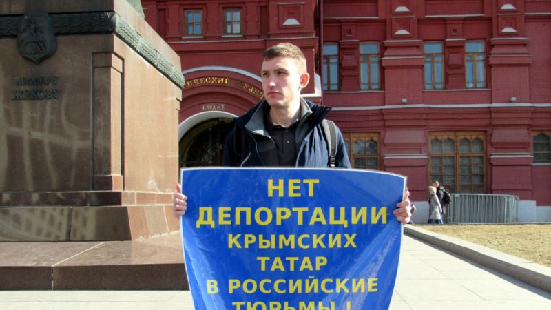 Россия: суд приговорил к 4 годам колонии активиста Котова, который носил передачи украинским морякам