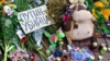 Цветы и детские игрушки у посольства Нидерландов в Украине в память погибших людей, которые летели в «Боинге» рейса MH17. Киев, 21 июля 2014 года. Самолет был сбит российской установкой «Бук», в результате чего погибли 298 человека, в том числе 80 детей