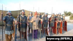 Легионеры и cредневековые воины: под Севастополем прошли показательные тренировки исторических реконструкторов (+фото)