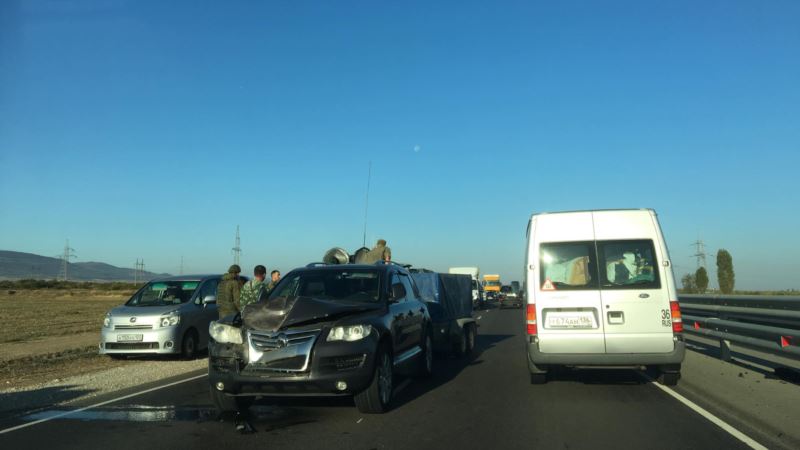 ДТП на трассе «Таврида»: БТР въехал в легковое авто (+фото)