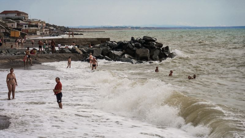 В западном Крыму отдыхающие купались в море, несмотря на запрет (+фото)