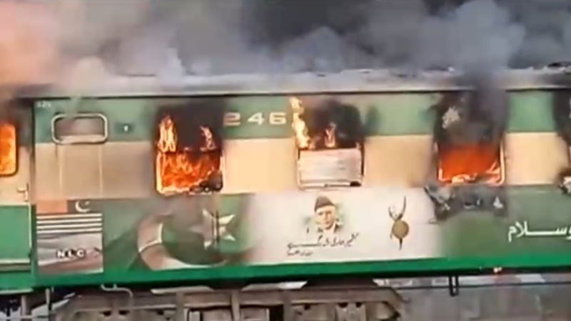 Пакистан: 64 человека погибли в пожаре в поезде из-за горелки, на которой готовили еду