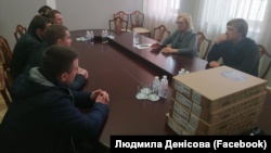 Денисова: освобожденным украинским морякам вручили ноутбуки (+фото)