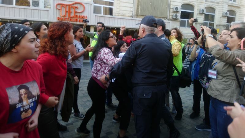 Азербайджан: полиция не дала провести акцию в поддержку прав женщин в Баку