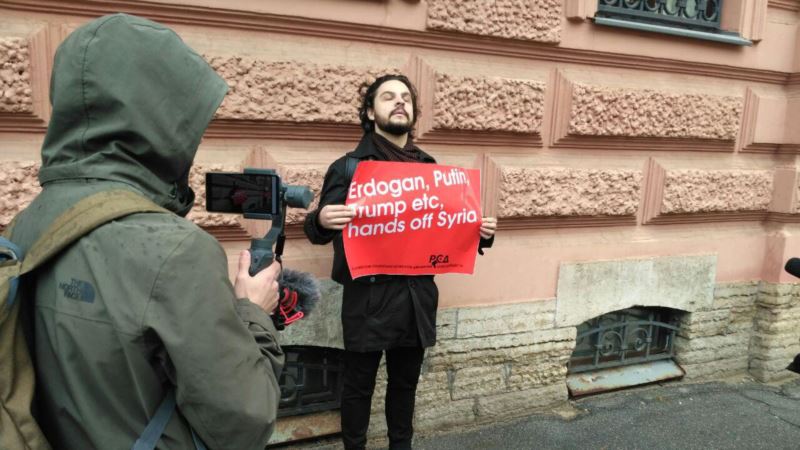 На акции в Петербурге против турецкой военной операции в Сирии задержали пикетчика