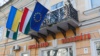 Справа налево: флаги ЕС, Венгрии и Украины на здании городского совета в городе Берегово, ноябрь 2017