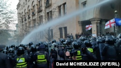 Протесты в Тбилиси: полиция начала разгонять активистов водометами и слезоточивым газом