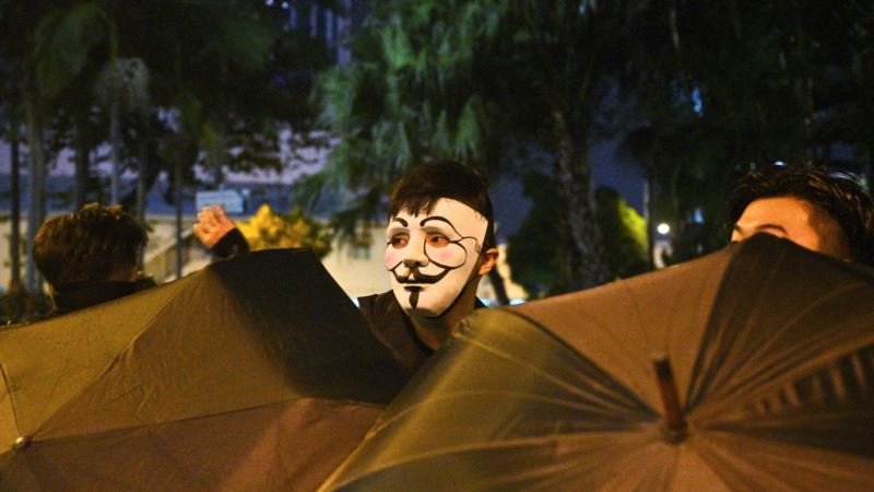 В Гонконге протестующим запретили надевать маски во время Хэллоуина