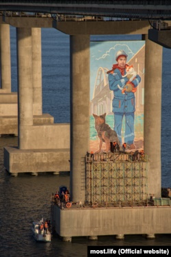 На опоре Керченского моста нарисовали строителя с котом и собакой (+фото)
