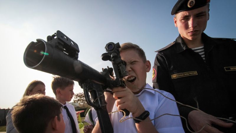 «Стреляли из винтовки и метали гранаты»: российские военные в Севастополе провели для детей игру «Щит и меч»