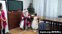 Севастополь: в День святого Николая детям раздавали подарки с изображением флага России (+фото)