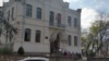 Дети заходят на занятия в севастопольскую школу №3