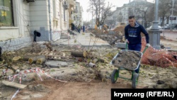 На главной улице Севастополя снесли ореховую аллею (+фото)