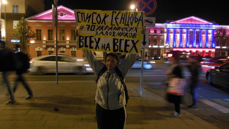 Россия: в Москве и Петербурге провели пикеты против репрессий в Крыму
