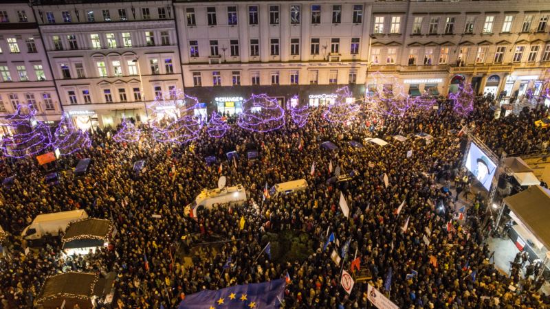 В Праге тысячи чехов потребовали отставки премьера Бабиша