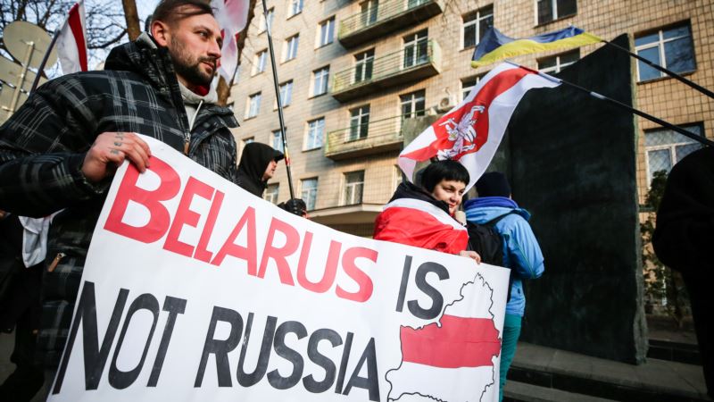 «Belarus is not Russia»: в Киеве митинговали под посольством Беларуси (+фото)